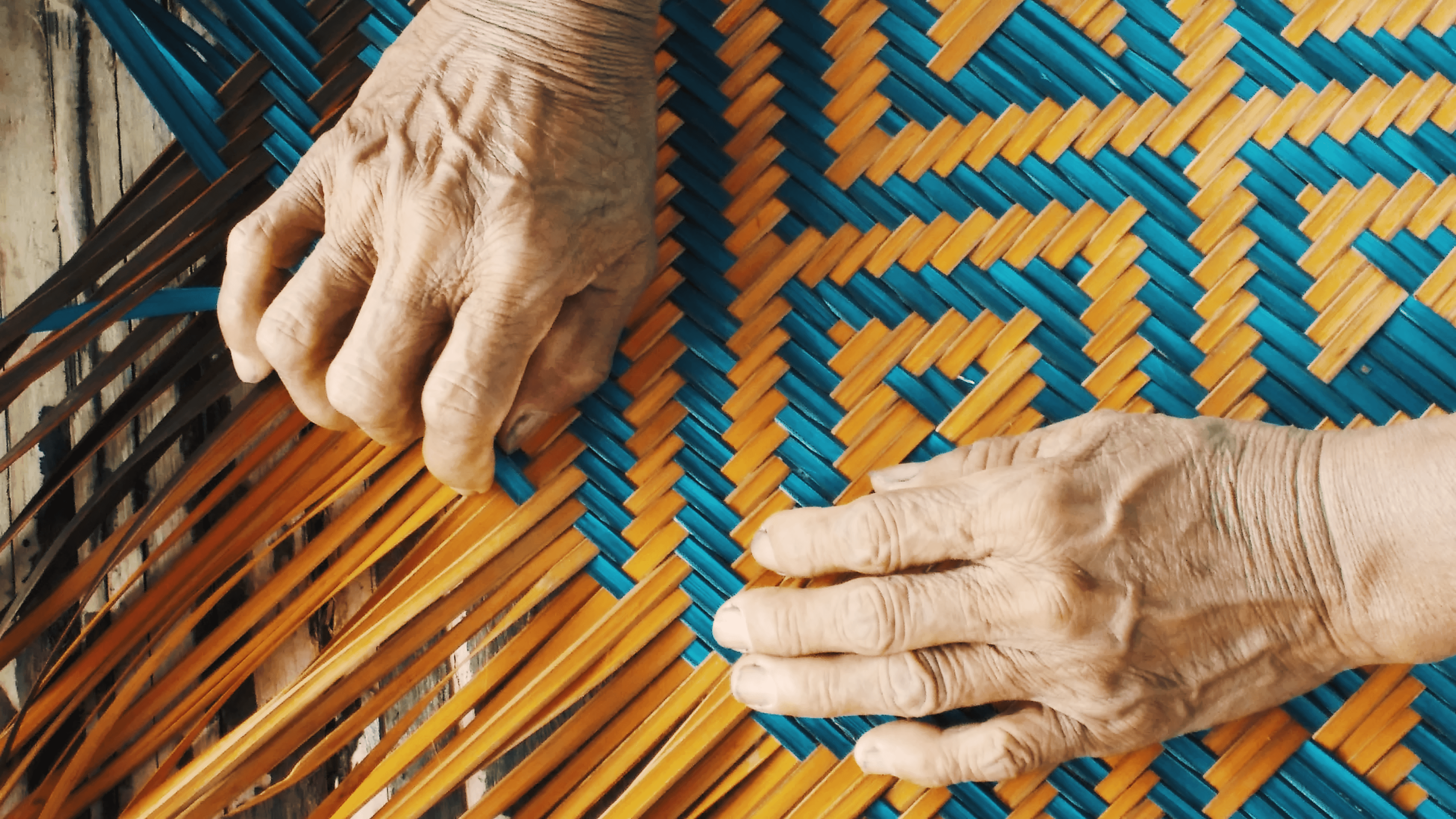 Mujer tejiendo eperara